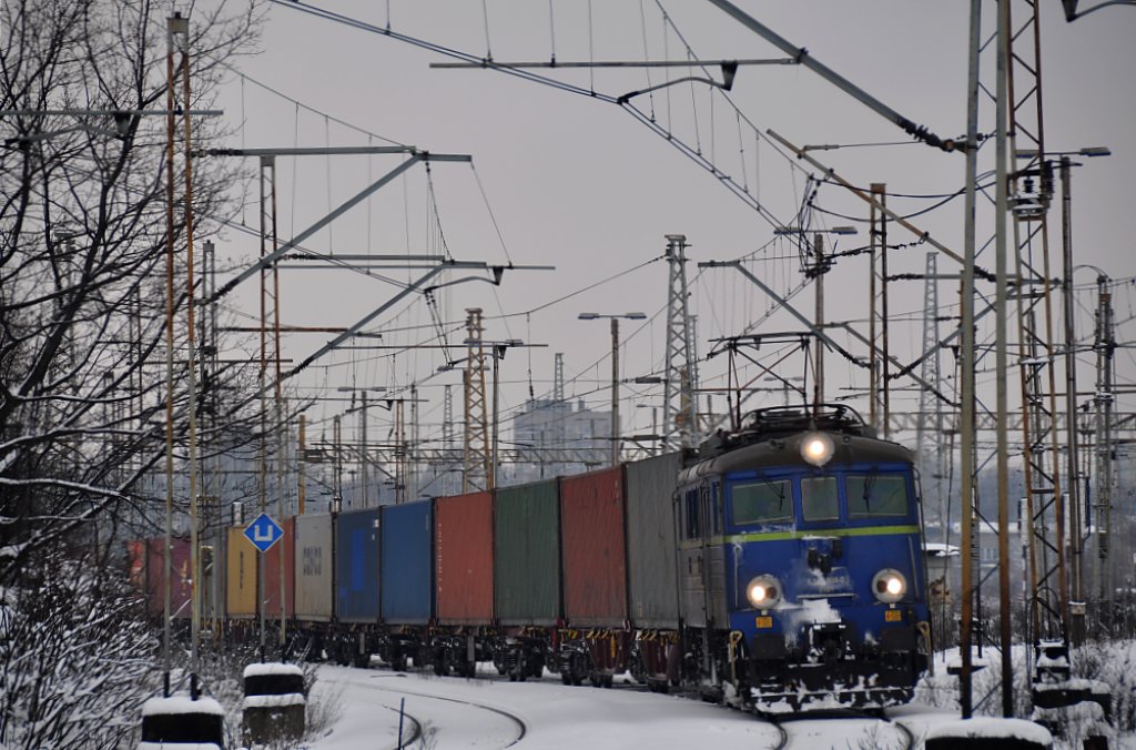 EU07 308  mit dem tglich verkehrendem Containerzug Richtung Sden. In Katowice Ligota (01.04.2013).