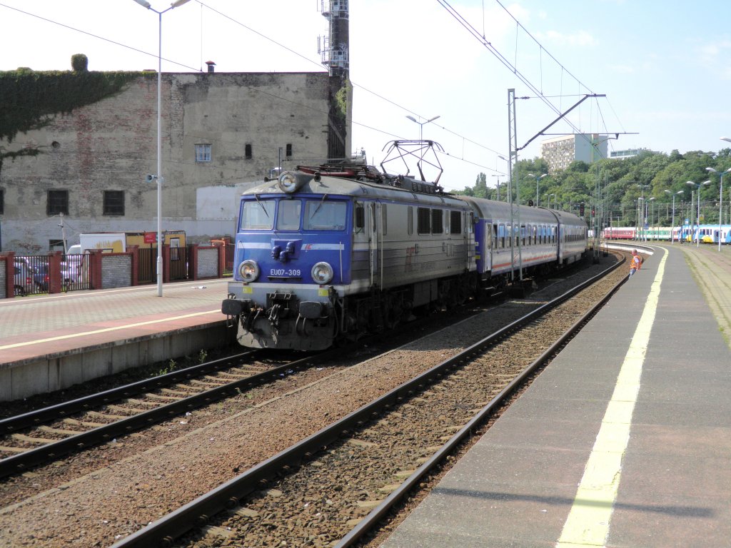 EU07 309 bei der EInfahrt in in Szczecin Głwny mit einem IC (04.08.11)
