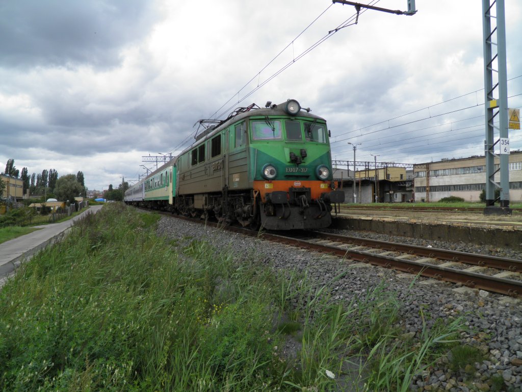 EU07 317 in Szczecin Port Centralny (09.08.11)