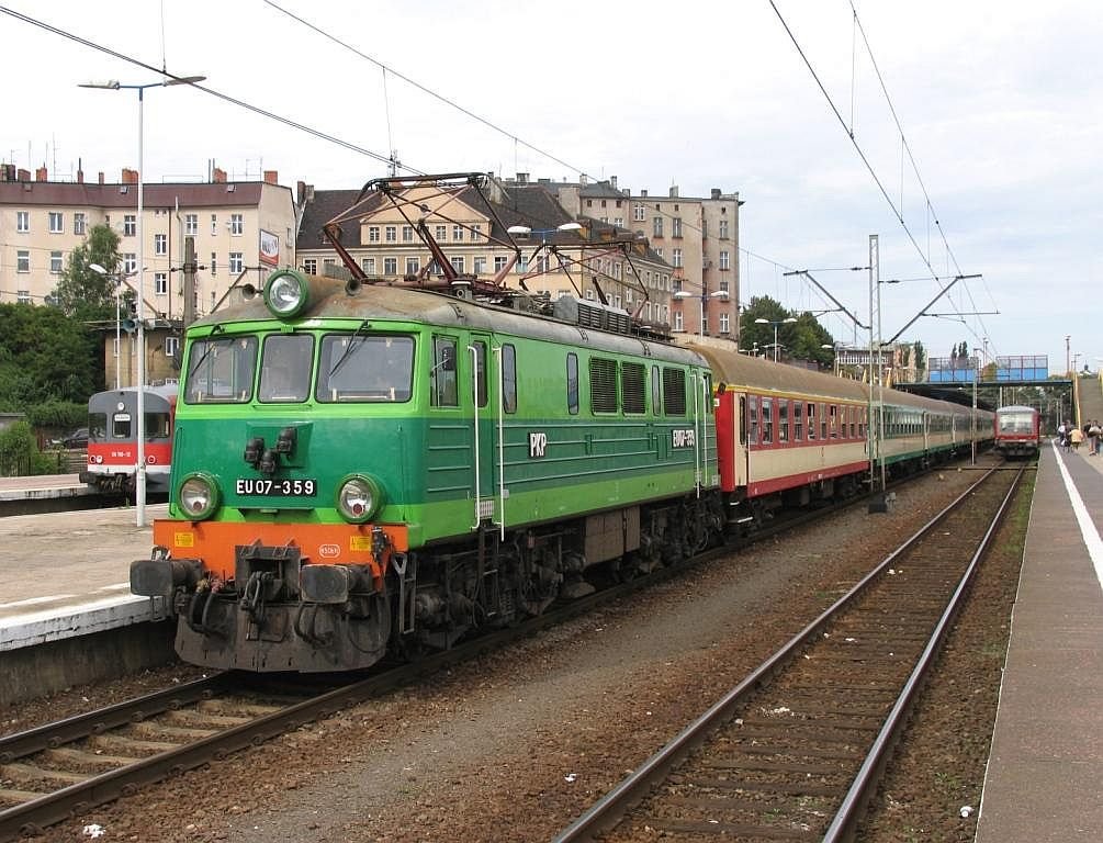 EU07-359 mit D-zug auf Bahnhof Szczecin Głwny am 9-7-2007.