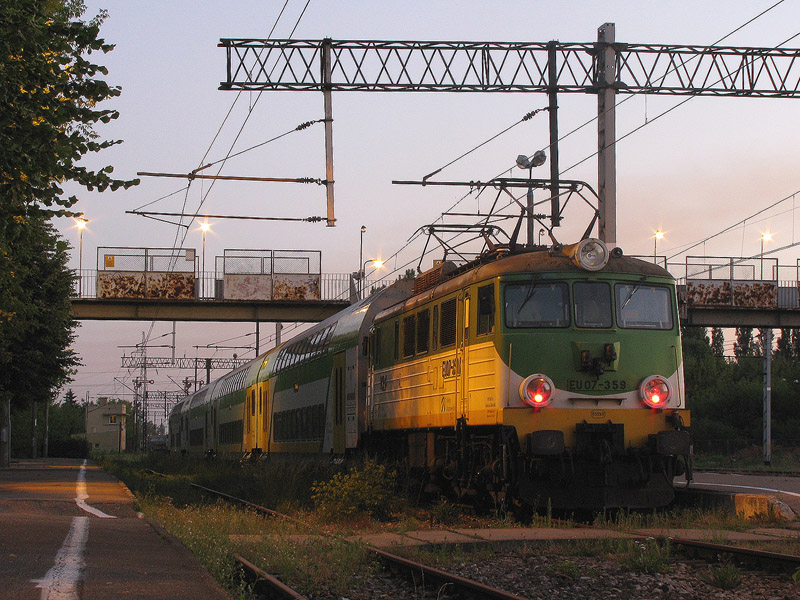 EU07-359 mit KM-44122  Mazovia  bernachtet am Bahnhof in Płock (10.07.2010).