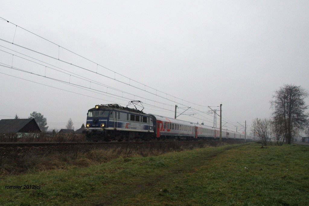 EU07-377 mit dem Zug der Russische Bahnen von Moscau nach Nice(Frankreich)in Tichau(Oberschlesien)am23.11.2012. 