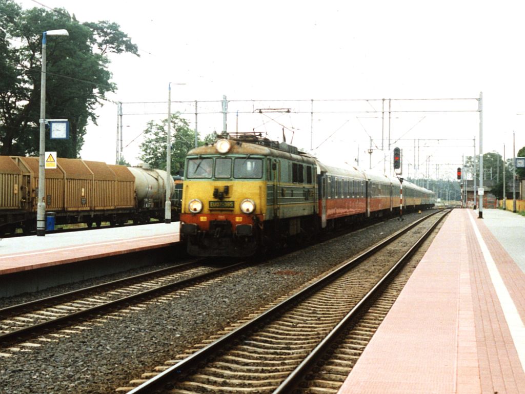 EU07-395 mit D246 Moskava Belorusskaja-Berlin Lichtenberg Auf Bahnhof Rzepin am 5-8-2001. Bild und scan: Date Jan de Vries.