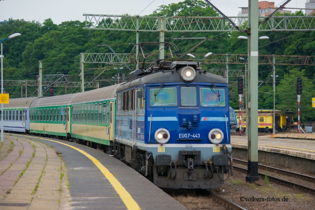 EU07-443 fhrt im Juli 2013 in Szczecin Glowny ein.