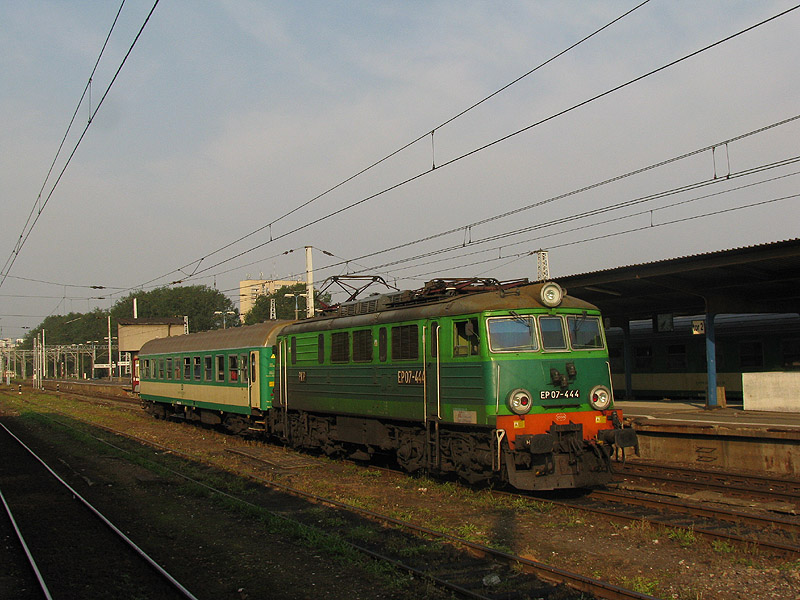 EU07-444 mit einem Wagen whrend der Manverfart in Warszawa Wschodnia (14.08.2010)