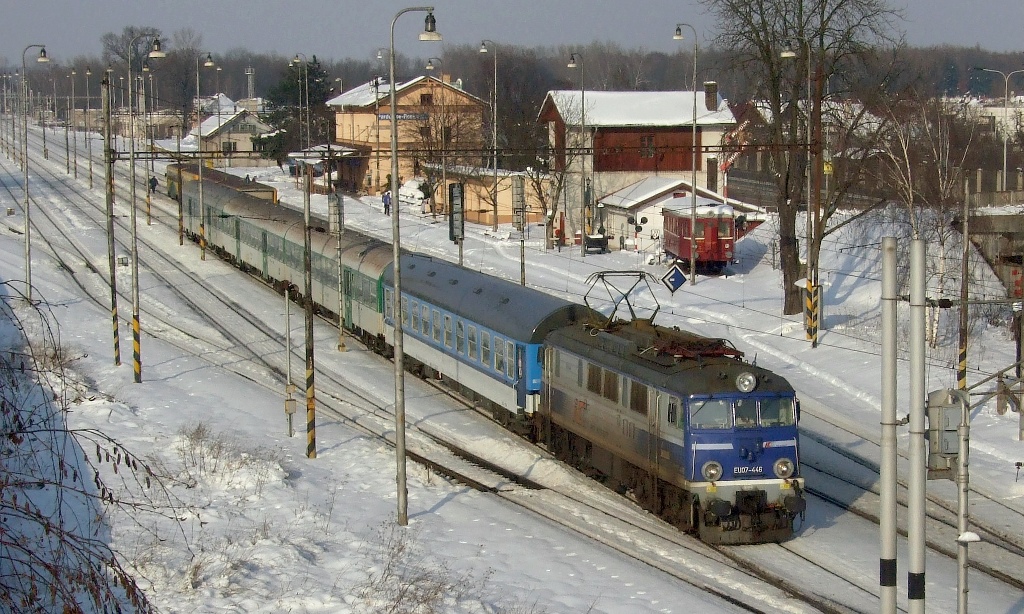 EU07 446 (PKP) in Pardubice - Rosice nad Labem, 24.1. 2010