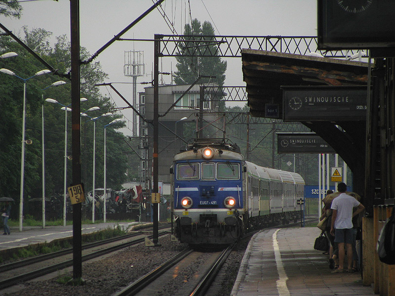EU07-491 mit TLK 38411 (Krakw Głwny - Świnoujście Port) in Szczecin Dąbie am 14.08.2010