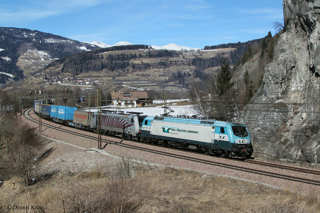 EU43 008 und 186 283 mit einem KLV Zug am 02.03.2013 bei Sterzing an der Brenner Sdrampe.