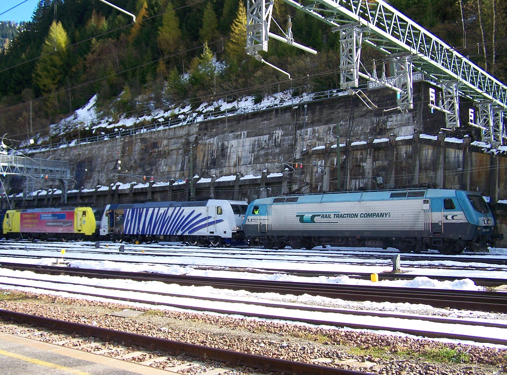 EU43-008 RT, BR 185 662-4 & E 189 907 RT im Bahnhof Brenner, die EU43-008 RT rangiert die 185 662-4 wieder zurck auf die sterreichische Seite des Brennerbahnhofes.(30.Oktober 2010)