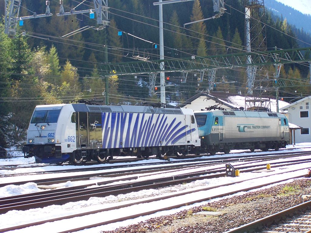 EU43-008 RT schiebt 185 662-4 Richtung sterreich am 30. Oktober 2010.