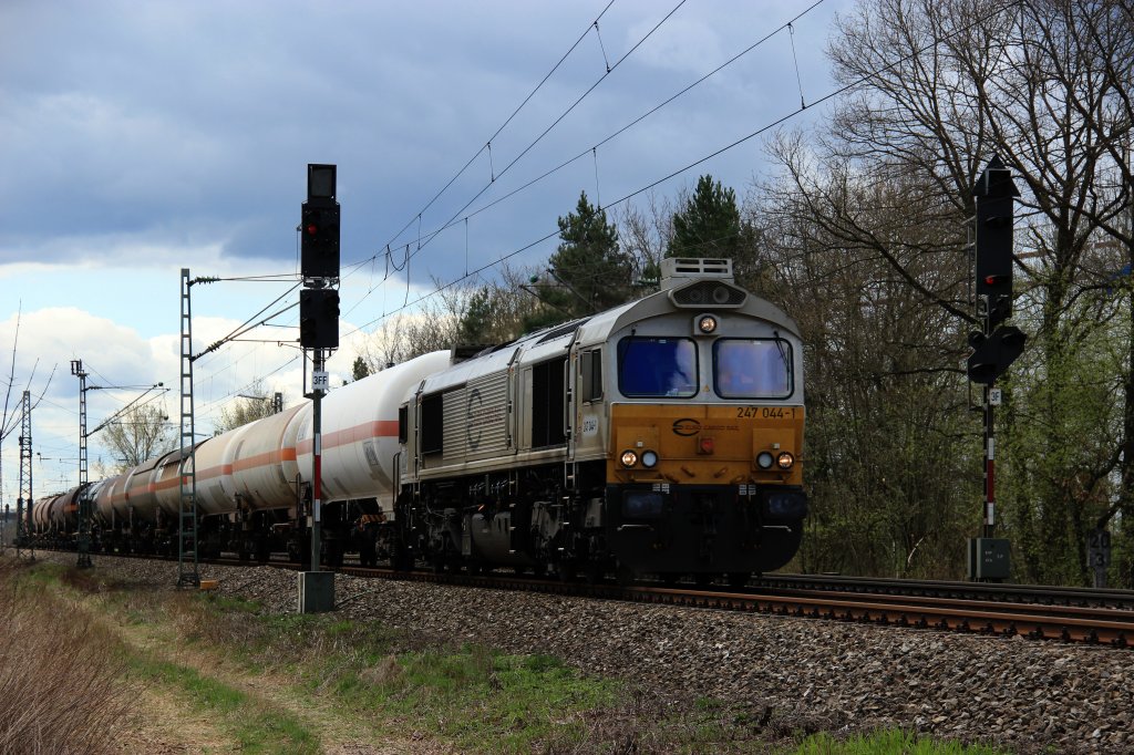 Euro Rail Cargo 247 044-1 zeiht einen Kesselwagen Ganzzug in Richtung Landshut am 12.04.12 bei Oberschleiheim.