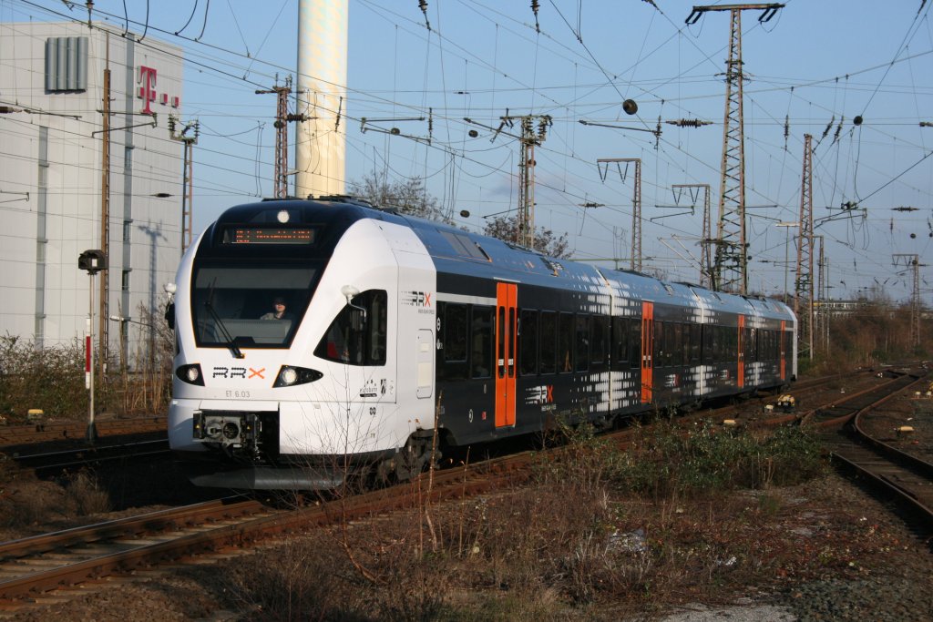 Eurobahn 428 327 (ET 6.03) mit RRX Werbung.
Aufgenommen in Duisburg HBF mit dem RE 3 nach Dsseldorf HBF am 13.12.2009.