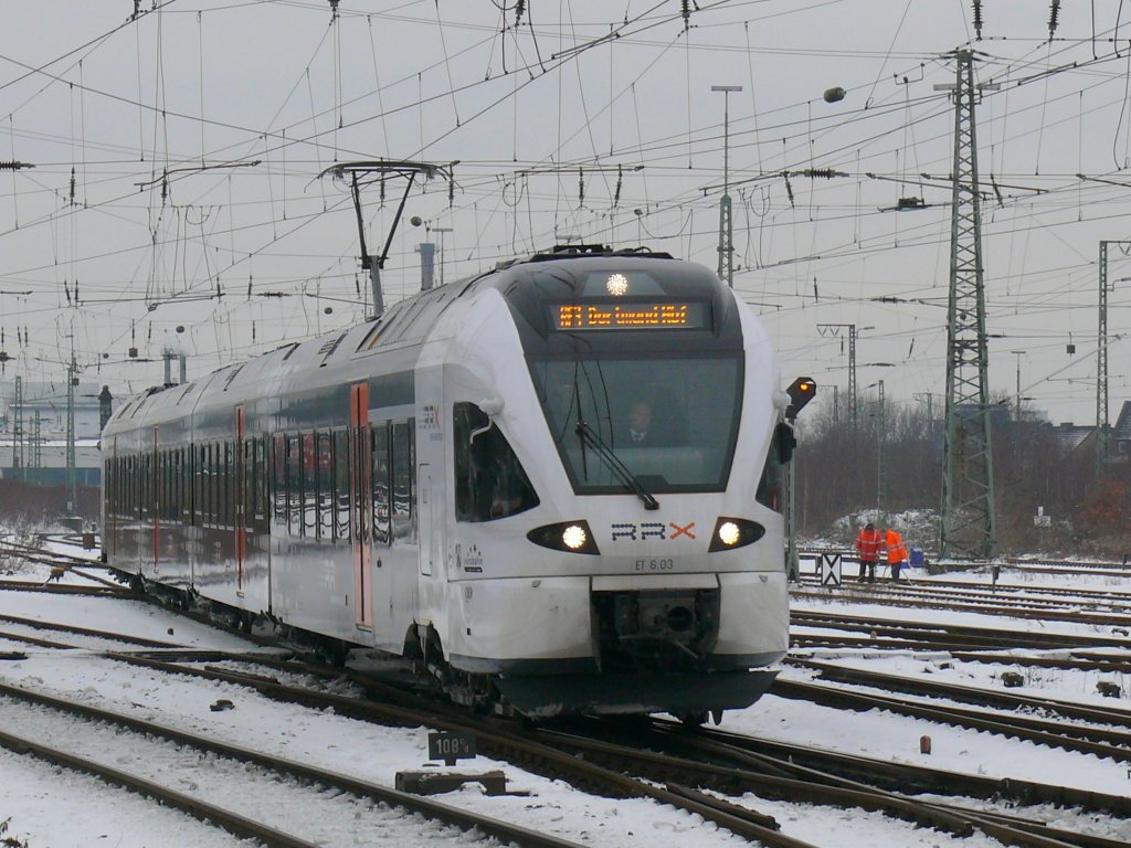 Eurobahn ET 6.03 RRX als RE3 von Dsseldorf nach Hamm, zur Zeit Endziel Dortmund Hbf.,wegen Fahrzeugmangel bei Eurobahn durch das EBA, fhrt dann eine BR 426 der DB von Dortmund nach Hamm.(06.01.2010)