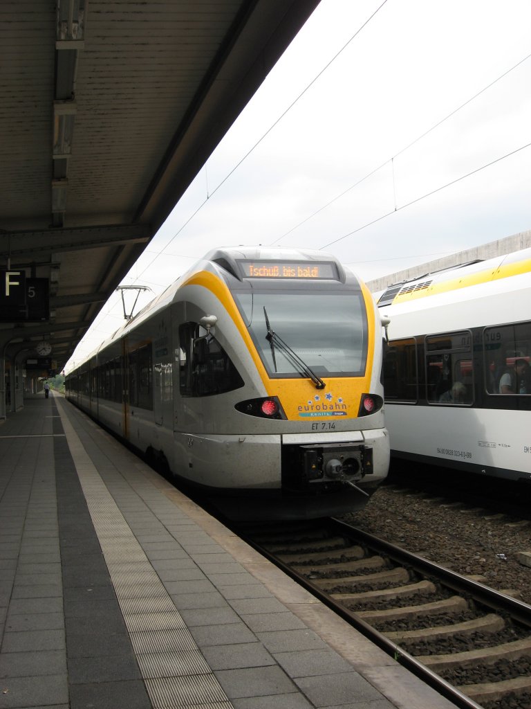 Eurobahn Flirt als RE 13 nach der Ankunft in Hamm (Westf)  Tschss, bis bald  steht auf dem Display.