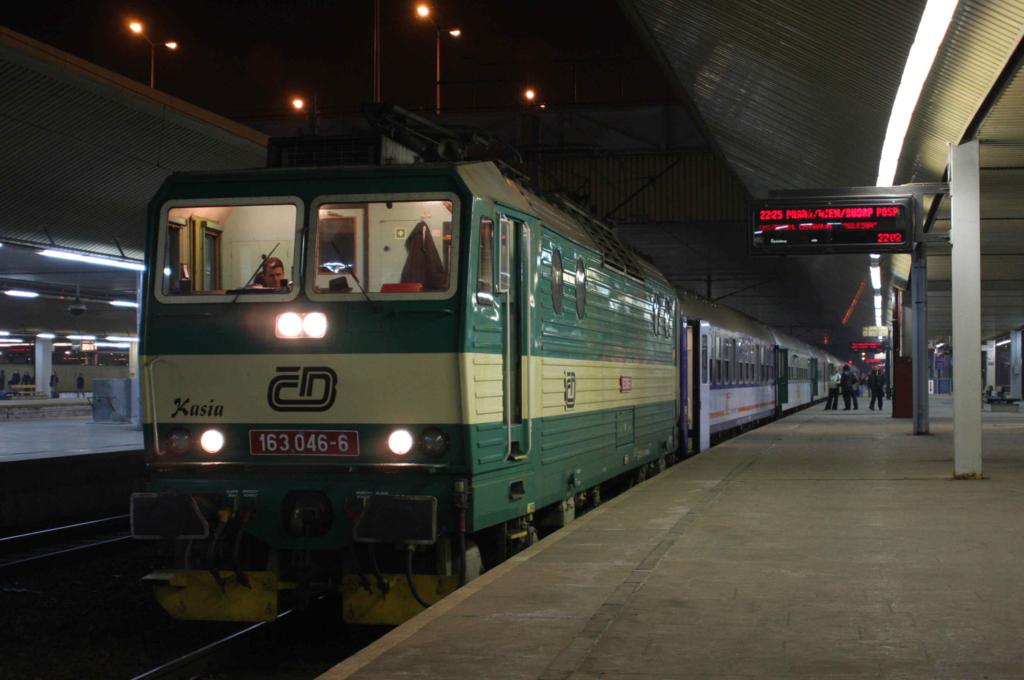 Europa wchst zusammen. Eine tschechische E-Lok im Bahnhof Krakow Glowny in Polen.
Am 24.2.2008 bespannte die CD 163046 den Nachtschnellzug von Krakau nach Wien hier
kurz vor der Abfahrt in Krakau Hauptbahnhof. Der Zug selbst bestand aus polnischen
Schlaf- bzw. Liegewagen.