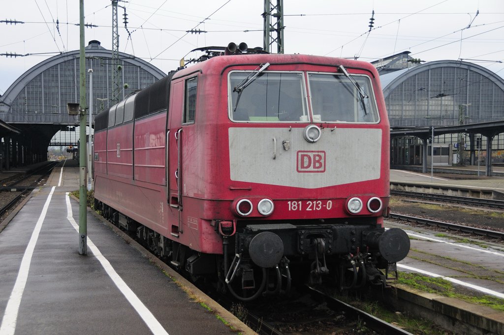 Europalok mit Ltzchen: Einzige Vertreterin in Orientrot ihrer Baureihe... 181 213-0  SAAR . (Lokportrait aufgenommen in Karlsruhe Hbf am 12. Nov. 2009).