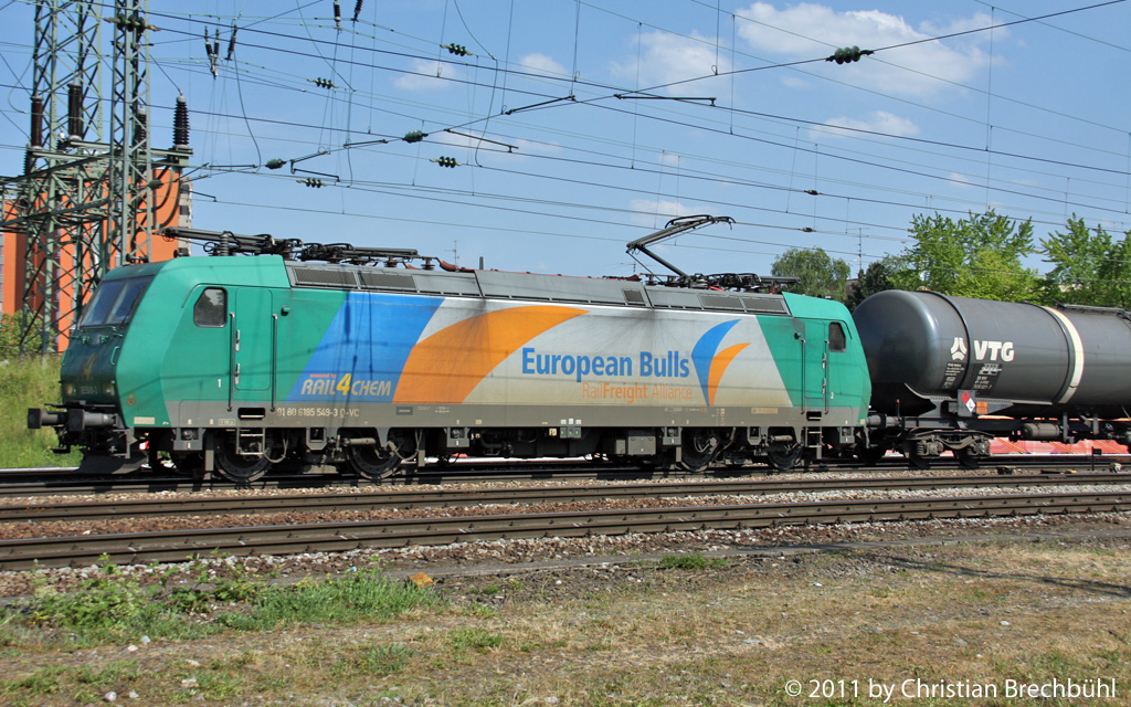 European Bulls trgt die BR185 549-3 der Rail 4 Chem als Zusatz Titel am 6. Mai 2011 vor dem Bad Bhf zu Basel auf der Maschine. 