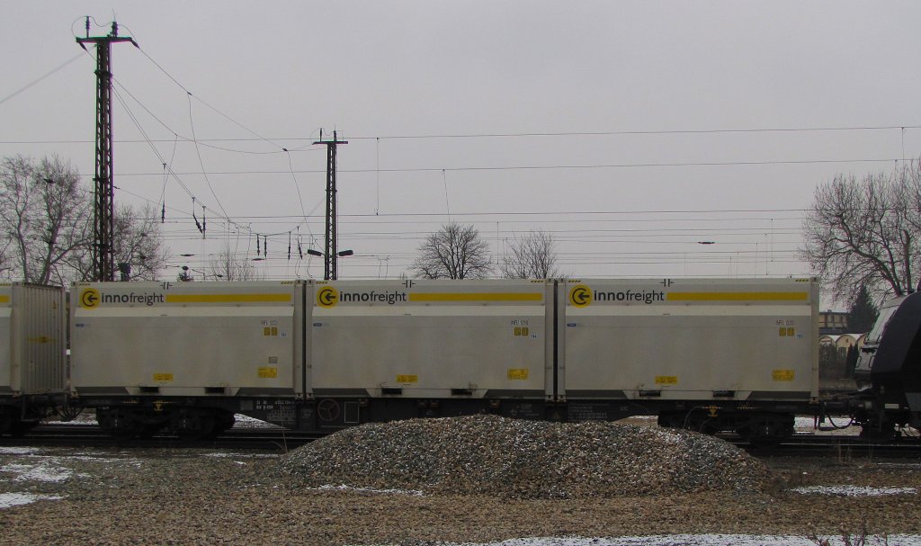 European Rail Rent GmbH RIV 30 80 4552 184-0 D-ERR Sgnss in einem Ganzwagenzug Richtung Groheringen, in Naumburg (Saale) Hbf; 19.02.2011