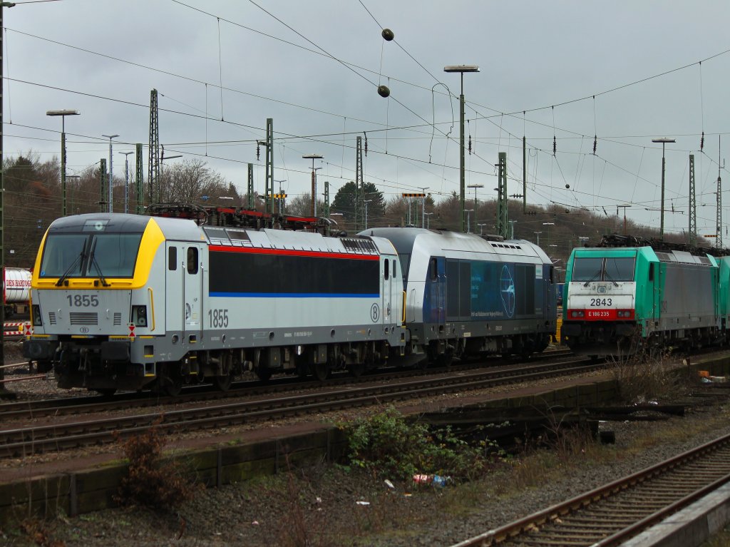 Eurorunner PCW 7 (223 081-1) mit dem belgischen Eurosprinter 1855 am 16.12.2012 im Abstellbereich in Aachen West. Auf dem Nebengleis stehen mehrere Cobras.