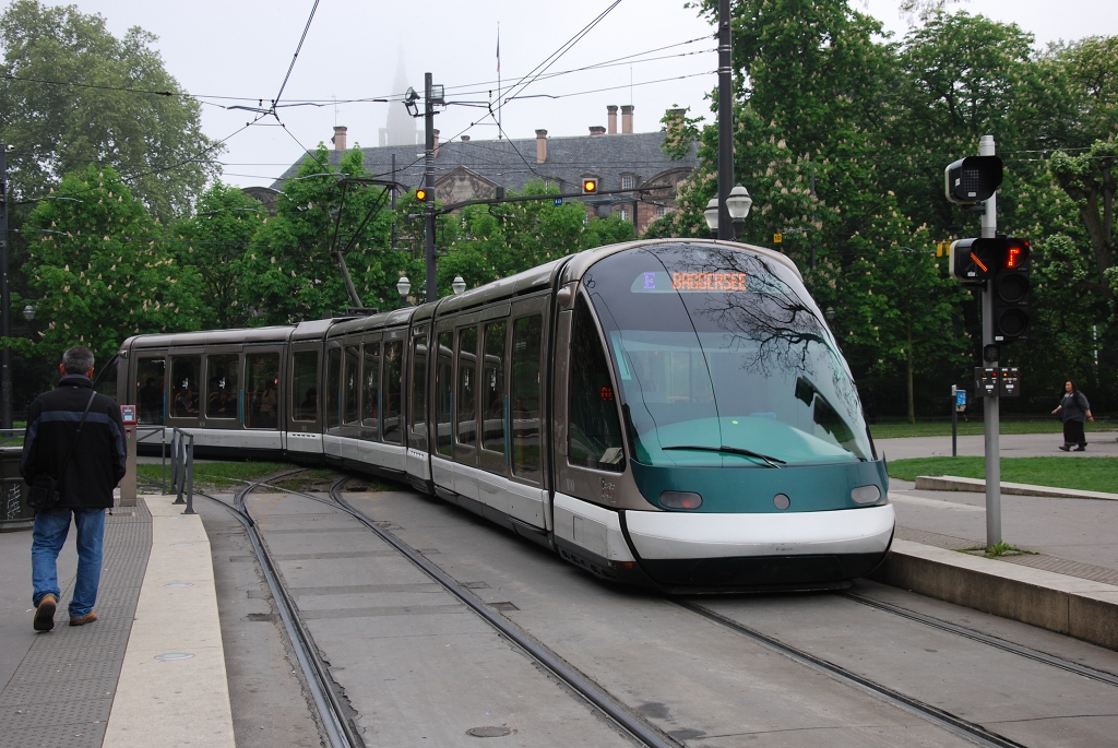 Eurotram 1010 der Straburger Straenbahn auf der Linie E in Richtung Baggersee, hier bei der Haltestelle Rpublique am 11. Mai 2010.