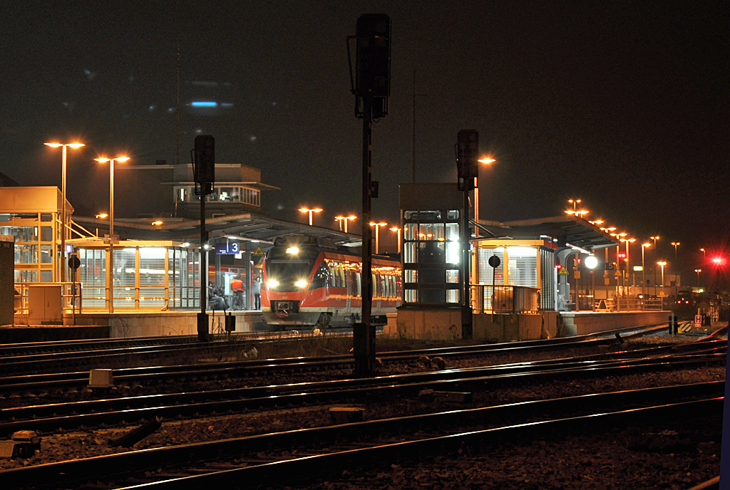 Euskirchen Bf nachts mit BR 644 auf Gleis 3 - 21.03.2013