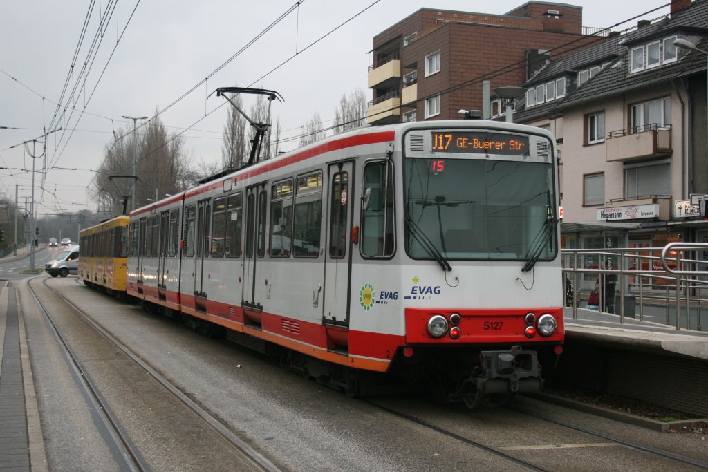 EVAG 5127 an der Haltestelle Gelsenkirchen Buererstr mit der U 17.
2.12.2009