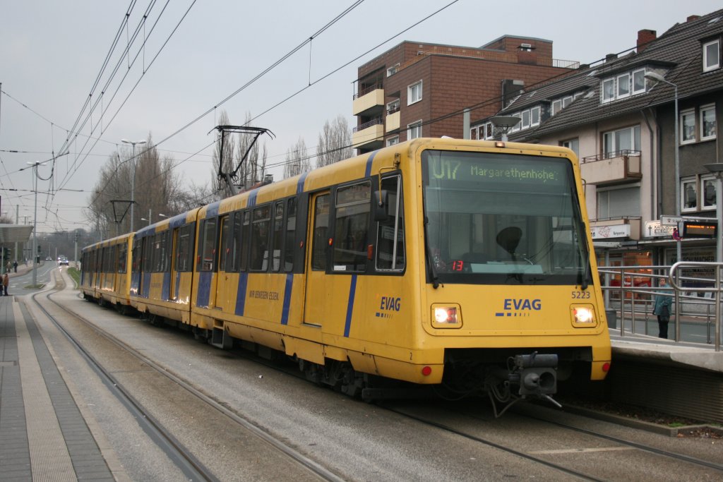 EVAG 5223 Mit der U 17 zur Margaretenhhe aufgenommen in Gelsenkirchen Horst.
2.12.2009 