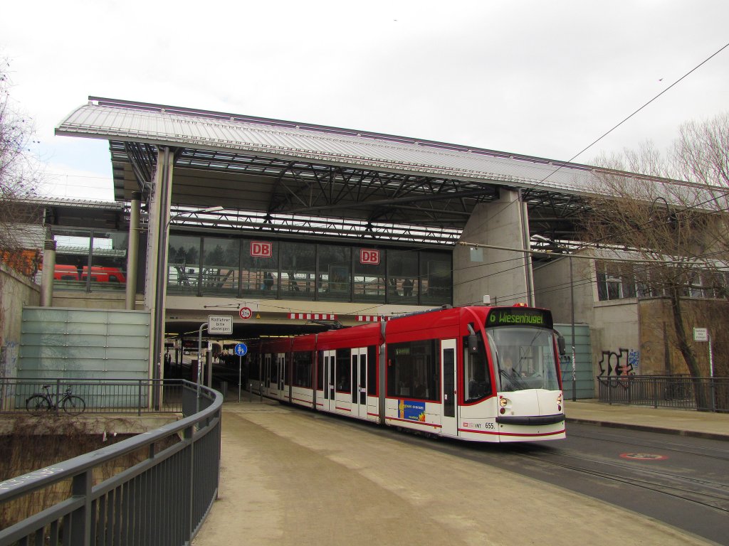 EVAG 655 als Linie 6 (Domplatz Sd - Wiesenhgel), am 13.04.2013 beim verlassen der Haltestelle unter dem Erfurter Hauptbahnhof.