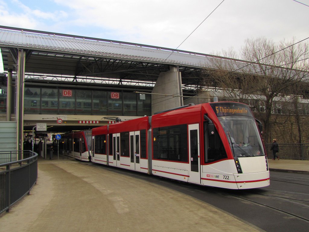 EVAG 722 als Linie 5 (Zoopark - Thringenhalle), am 13.04.2013 beim verlassen der Haltestelle unter dem Erfurter Hauptbahnhof.