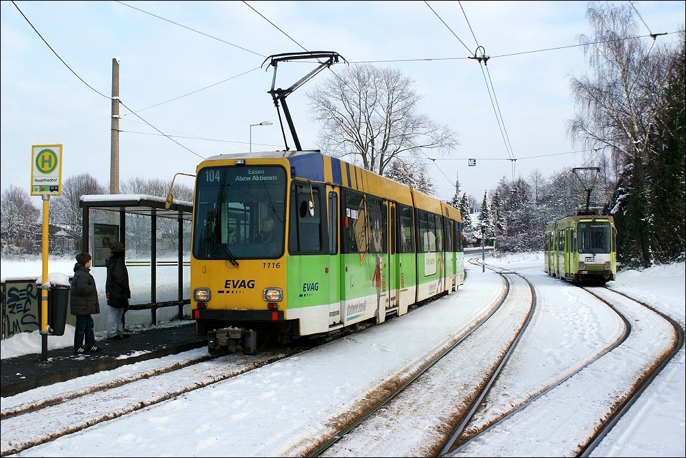 EVAG-Tw 1116 auf der Mlheim-Essener Gemeinschaftslinie 104 am Mlheimer Hauptfriedhof. Rechts hinten MVG-Tw 292 (4. Januar 2010)