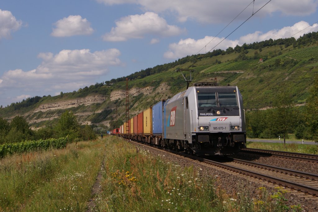 EVB 185 673-1 mit einem Containerzug in Thngersheim am 02.08.2011