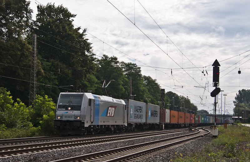 EVB 185 680-6 am 17. August 2010 mit Containerzug in Langwedel.