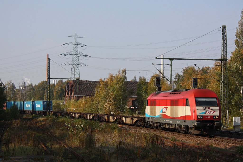 EVB 420 11 am 25.10.11 mit einem Containerzug bei der Durchfahrt durch Hamburg-Unterelbe.