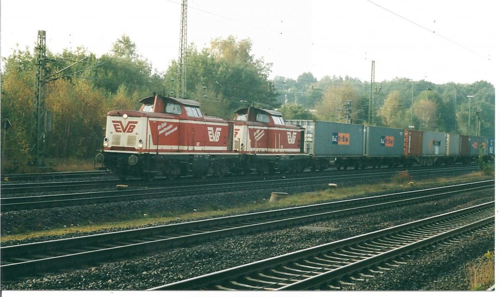 EVB Doppeltraktion mit Seekisten Richtung HH durch Tostedt
Datum 11/2001  Bild gescannt