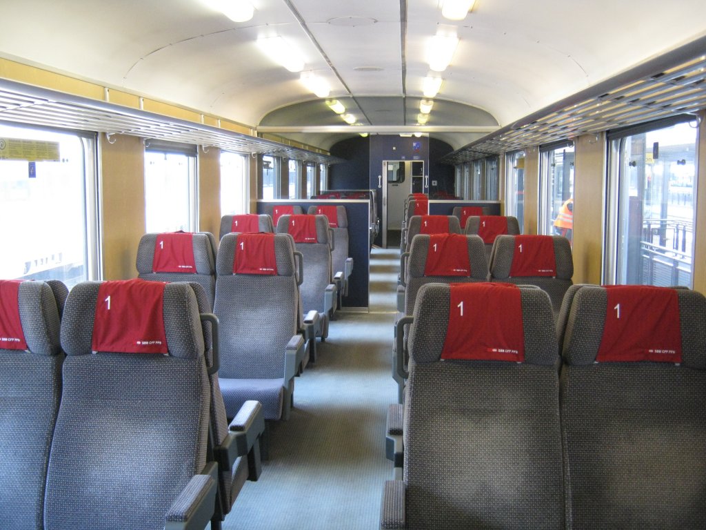 EW I A NPZ 50 85 18-35 039-4 mit den neuen Kopftchern im Entlastungs IC 10582 (Chur-Zrich) in Chur, 25.04.2011.