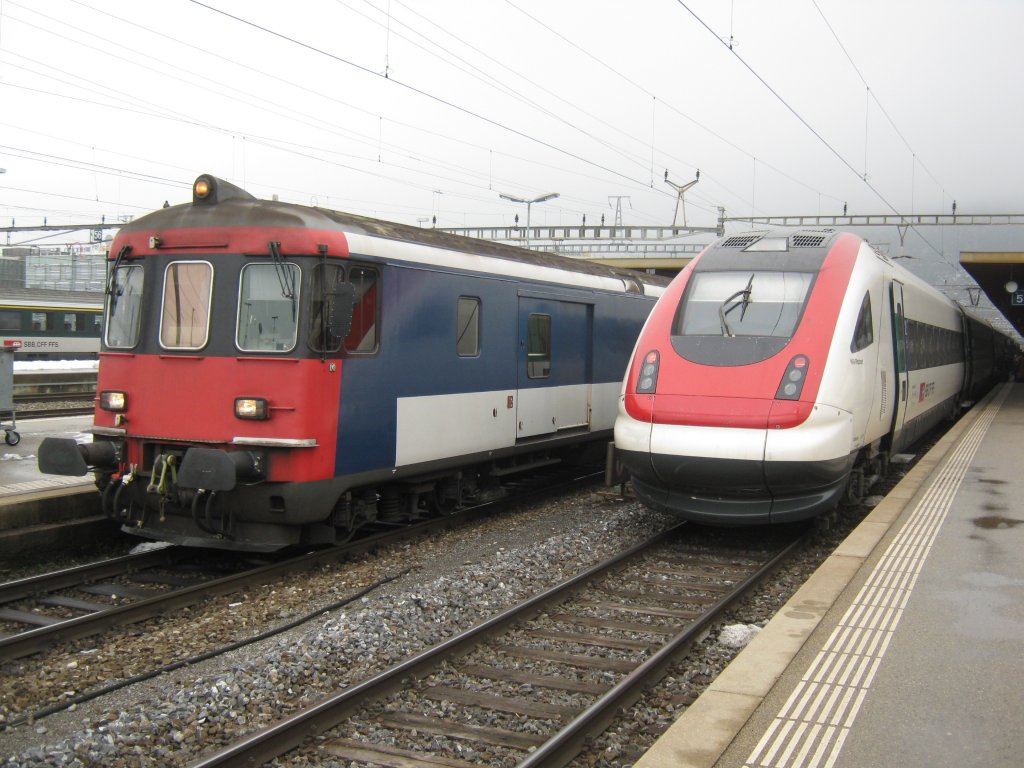 EW I/II Pendel mit Ersatzkomposition als RE 2944 neben ICN 1520 (RABDe 500 117) im Bahnhof Biel, 01.01.2011.