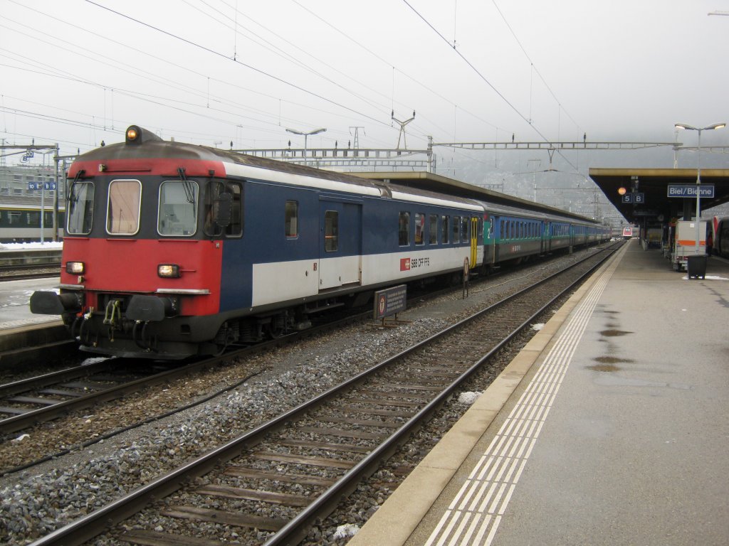 EW I/II Pendel mit Ersatzkomposition als RE 2944 im Bahnhof Biel, 01.01.2011.