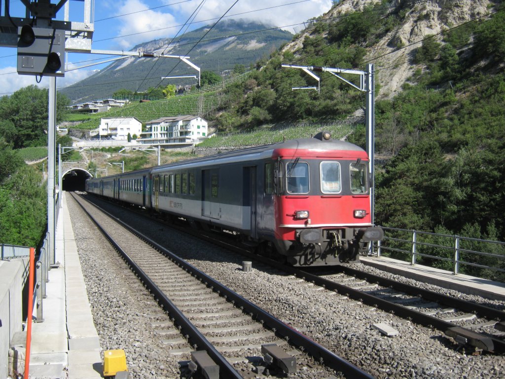 EW I/II Pendel (mit Re 4/4 II 11156) bei Durchfahrt in Leuk. Dieser Zug ist der Entlastungszug 30009 Sion-Brig-Domodossola zum EC 37 Genf-Milano. Ab Brig verkehrt der Zug weiter als IR 2809 nach Domodossola, 28.05.2011.