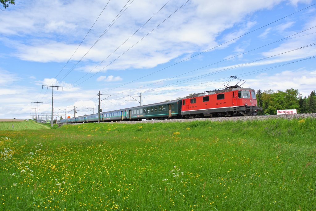 EW I/II Pendel mit der Re 4/4 II 11146 als Ersatz RE 3221 bei Hindelank, 20.05.2013.