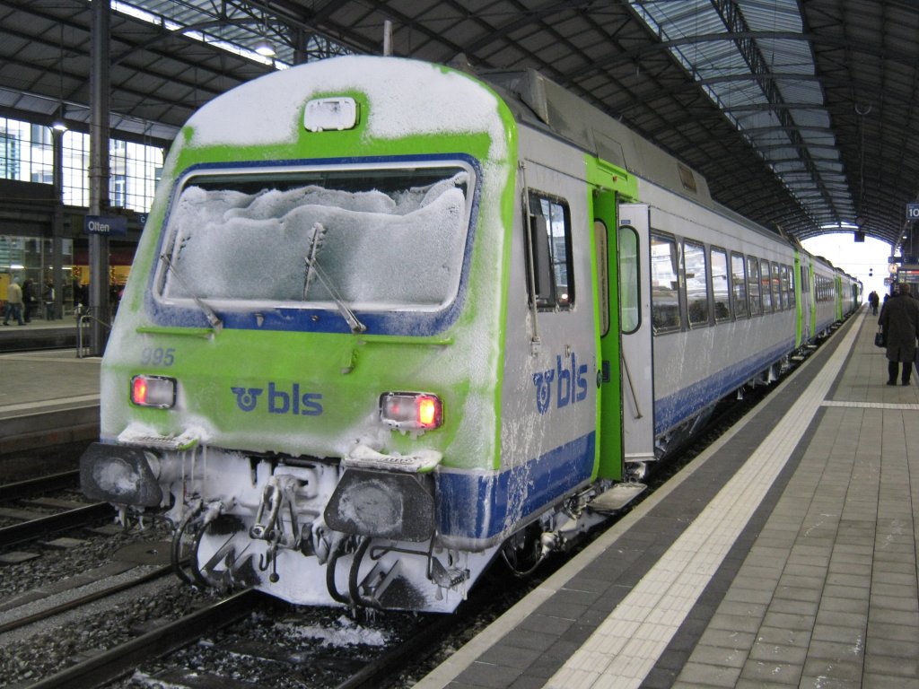 EW III Pendel in Olten. Dies war der Ersatzzug zum IR 3230 (planmssig EW II Pendel), 27.11.2010. 