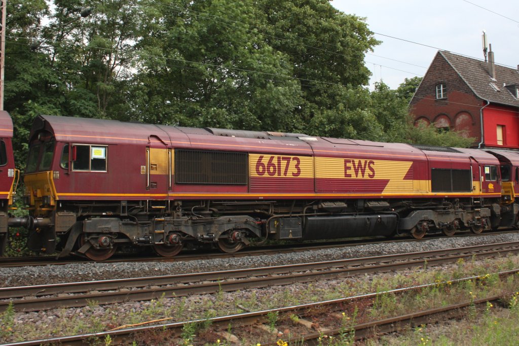 EWS 66173 war eine der vier Loks die am 30.6.11 in mitten eines Gterzuges hingen.Aufgenommen in Ratingen-Lintorf.