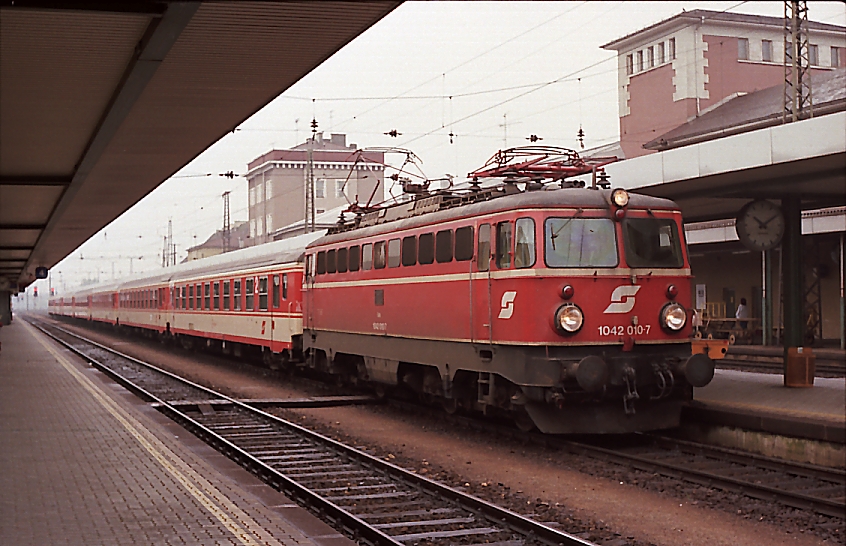 EX  Ausseerland  mit der 1042 010 am 14. Juni 1986, aufgenommen im Bahnhof Wels. Da es sich um ein eingescanntea Fotos handelt, ist die Qualitt nicht ganz so gut wie ein Bild von einer modernen DSLR. 