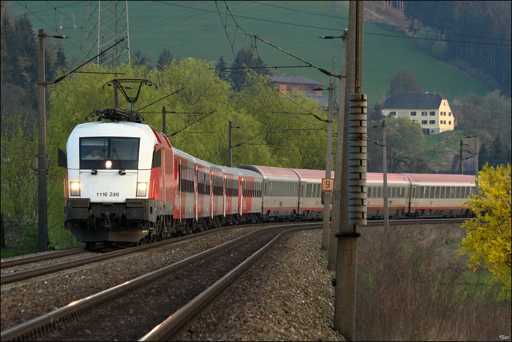 Ex Bundesheer Taurus 1116 246 fhrt mit EC 530 von Lienz nach Wien Meidling. 
St.Margarethen 25.04.2010