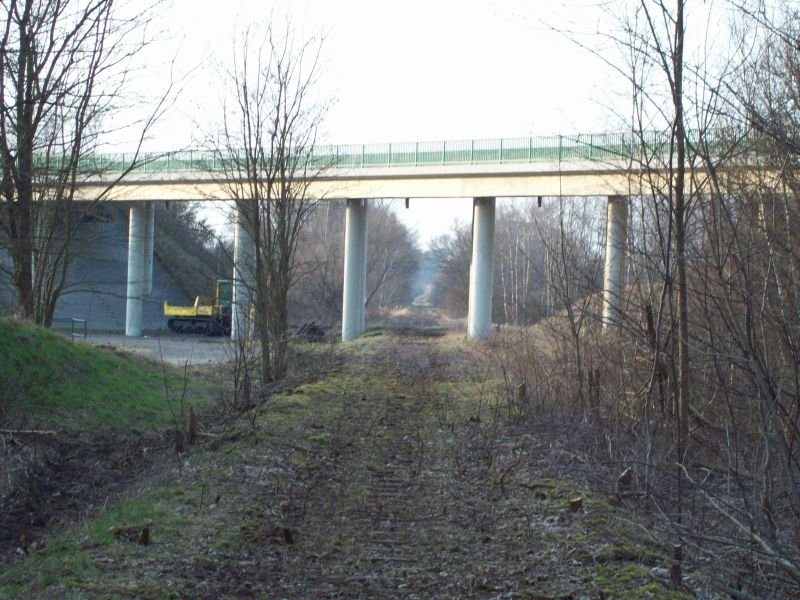 ex KBS 296 Angermnde-Bad Freienwalde, stillgelegt seit 1997, am 21.03.2009 Blickrichtung Angermnde zur Brcke der L28, Gleise sind bereits entfernt worden