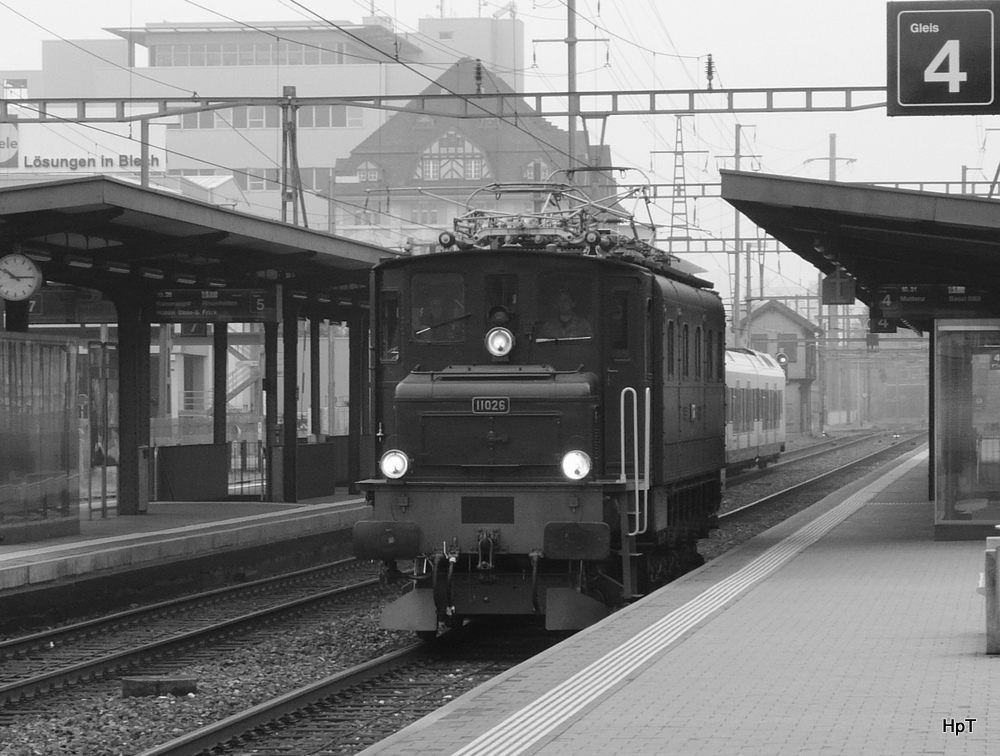 ex SBB - Ae 4/7 11026 bei der durchfahrt (11.50 Uhr) im Bahnhof Prattelen am 02.05.2013