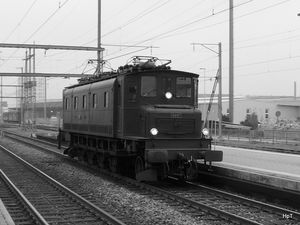 ex SBB - Ae 4/7 10997 bei der durchfahrt (11.52 Uhr) im Bahnhof Prattelen am 02.05.2013