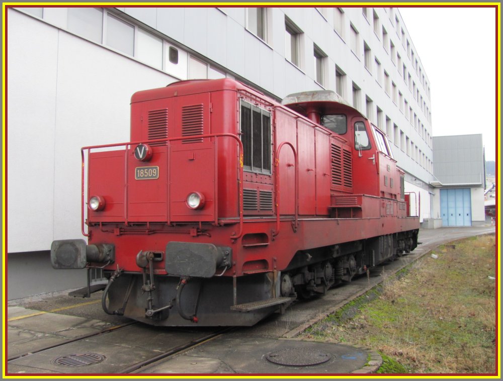 Ex-SBB Bm 6/6 beim  Technopartk  in  Zri-West . Vorbau 1 mit Dieselmotor 1 (siehe auch das  V  im dritten Spitzenlicht!).