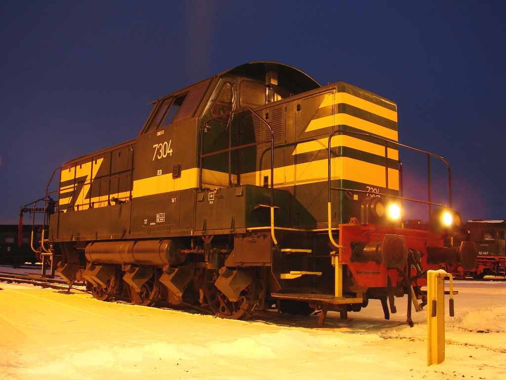 Ex SNCB Lok 7304 vor dem Bw. Mariembourg - 17-12-2010