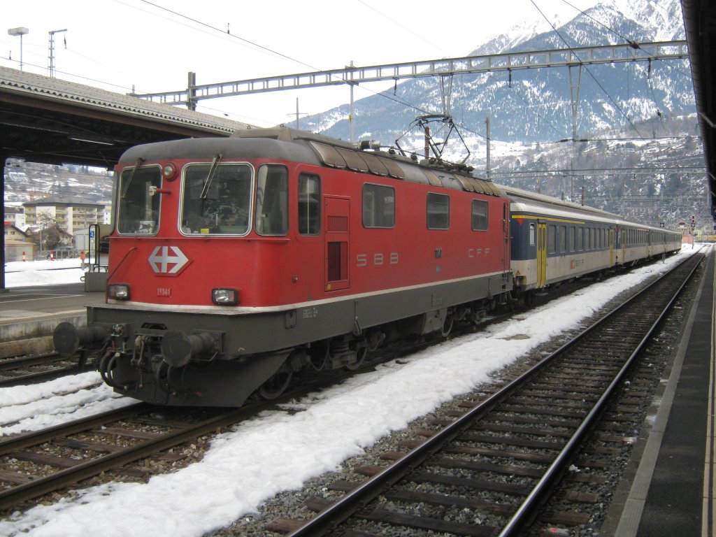 Ex. Swiss Express Re 4/4 II 11141 mit einem EWI/II IR/R Pendel Brig-Domodossola abgestellt in Brig, 19.01.2012.