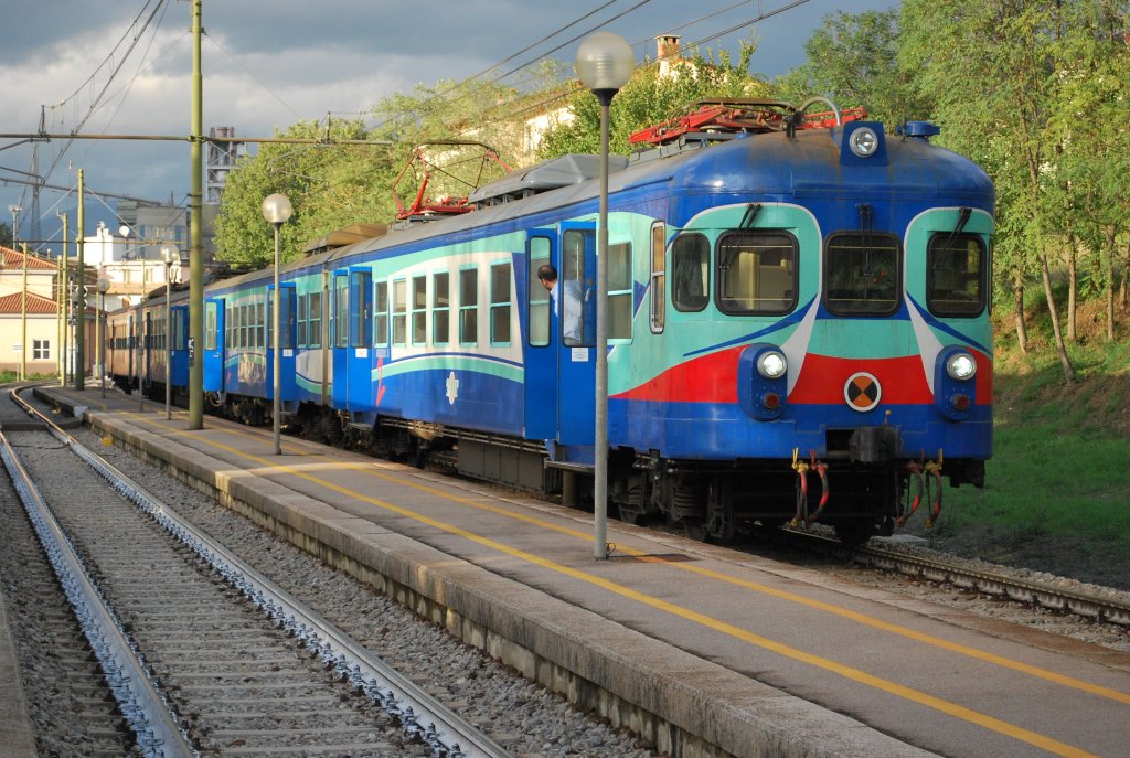 Ex-Triebzug der SNCB aus der Reihe AM 54 pendelt fr die LFI zwischen Stia und Arezzo (Toskana). Hier, im Oktober 2012 im Bhf Rassina.